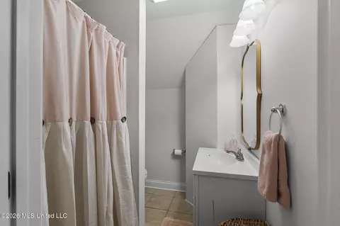 Bath - 113 Sandstone Dr, Brandon, MS 39047 photo 6 of 7