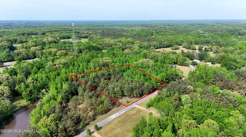 300 Beechwood Dr, Como, MS 38619