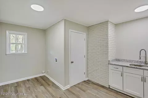 Entry Way - 3125 Beasley Rd, Wesson, MS 39191 photo 4 of 5