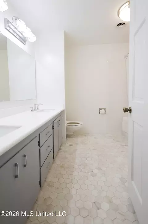 Bath - 201 Sinclair St, Mccomb, MS 39648 photo 4 of 6
