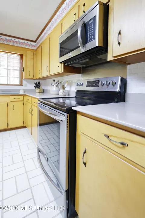 Kitchen - 201 Sinclair St, Mccomb, MS 39648 photo 5 of 6