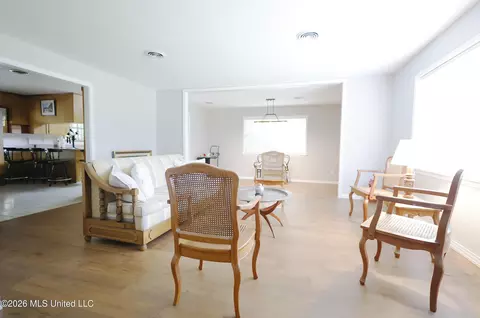 Living - 201 Sinclair St, Mccomb, MS 39648 photo 1 of 4