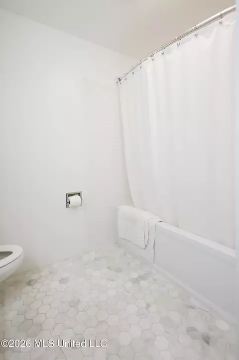 Bath - 201 Sinclair St, Mccomb, MS 39648 photo 6 of 6
