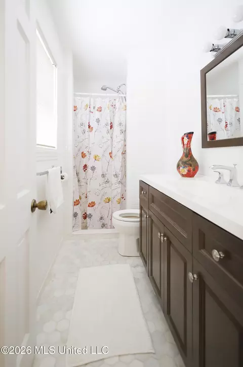 Bath - 201 Sinclair St, Mccomb, MS 39648 photo 1 of 6