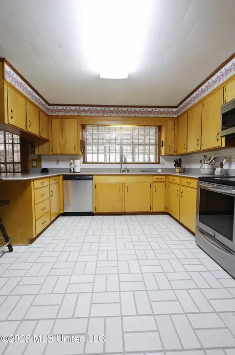 Kitchen - 201 Sinclair St, Mccomb, MS 39648 photo 2 of 6