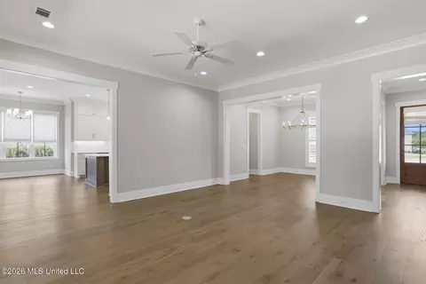 Living - 409 W Oak Cir, Madison, MS 39110 photo 4 of 6