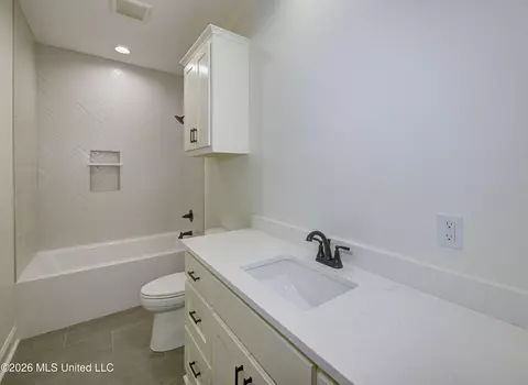 Bath - 104 Plainview Dr, Vicksburg, MS 39180 photo 6 of 9