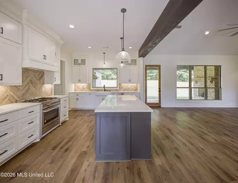 Kitchen - 104 Plainview Dr, Vicksburg, MS 39180 photo 2 of 7