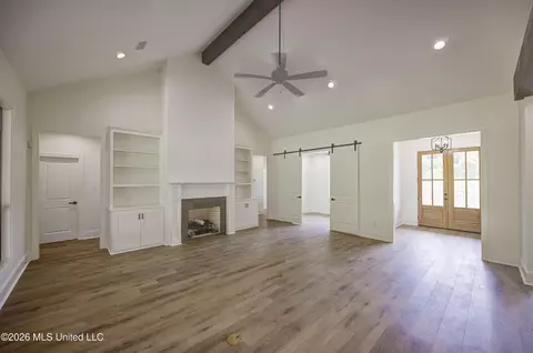 Living - 104 Plainview Dr, Vicksburg, MS 39180 photo 4 of 4