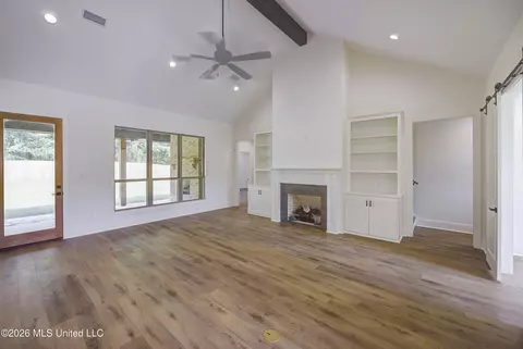 Living - 104 Plainview Dr, Vicksburg, MS 39180 photo 3 of 4