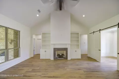 Living - 104 Plainview Dr, Vicksburg, MS 39180 photo 2 of 4