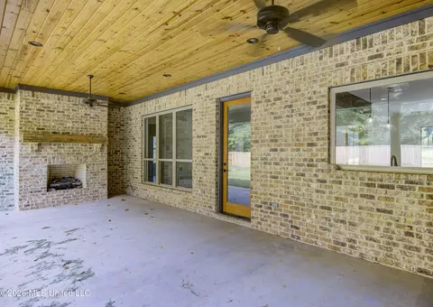 Exterior - 104 Plainview Dr, Vicksburg, MS 39180 photo 4 of 11