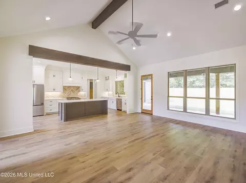 Living - 104 Plainview Dr, Vicksburg, MS 39180 photo 1 of 4