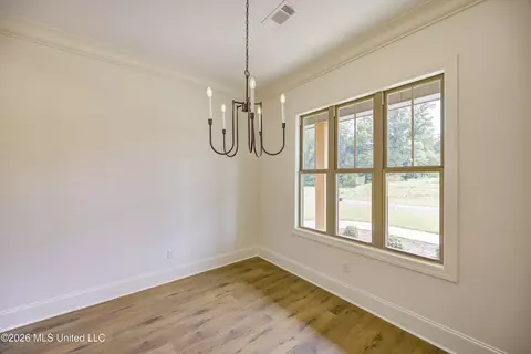 Dining - 104 Plainview Dr, Vicksburg, MS 39180 photo 1 of 2