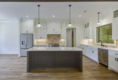 Kitchen - 104 Plainview Dr, Vicksburg, MS 39180 photo 1 of 7