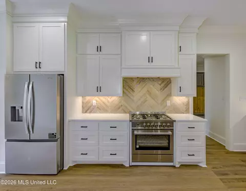 Kitchen - 104 Plainview Dr, Vicksburg, MS 39180 photo 6 of 7