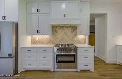 Kitchen - 104 Plainview Dr, Vicksburg, MS 39180 photo 3 of 7