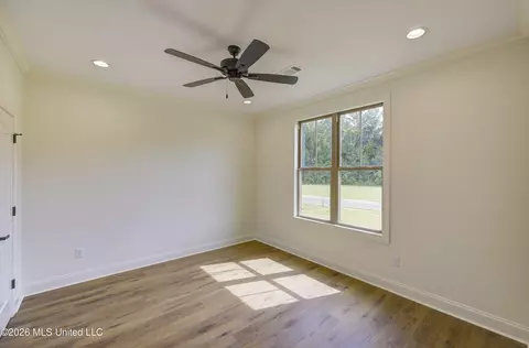 Bedroom - 104 Plainview Dr, Vicksburg, MS 39180 photo 7 of 10