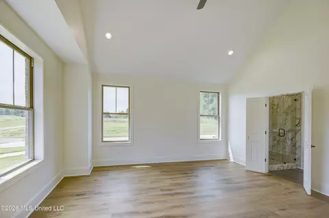 Bedroom - 104 Plainview Dr, Vicksburg, MS 39180 photo 3 of 10