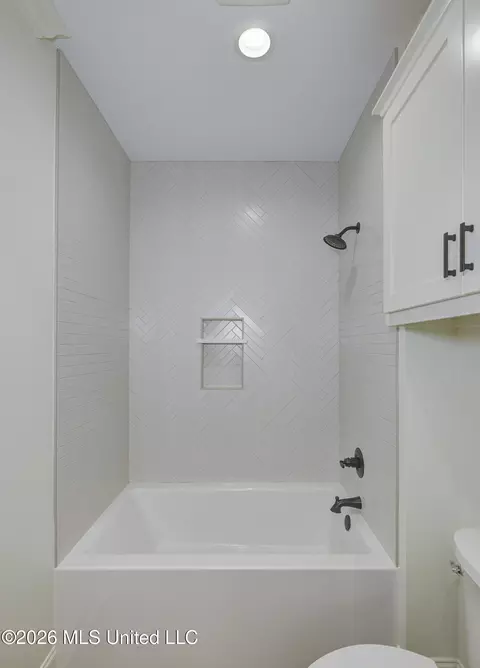 Bath - 104 Plainview Dr, Vicksburg, MS 39180 photo 7 of 9
