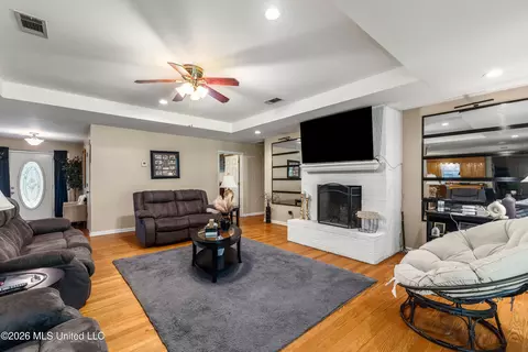 Living - 59 Thomas Ln, Columbia, MS 39429 photo 1 of 2