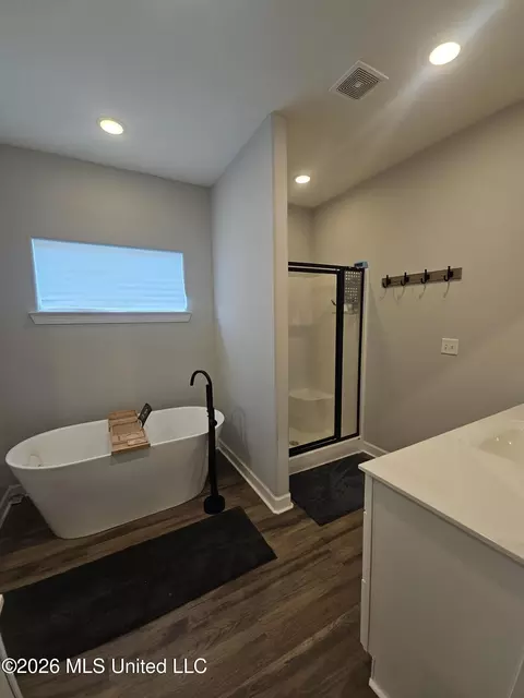 Bath - 124 Deerfield Trce, Coldwater, MS 38618 photo 1 of 2