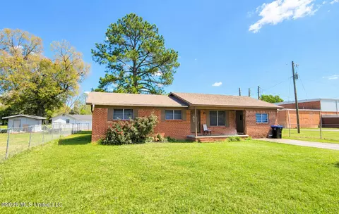 54 Sinclair St, Lucedale, MS 39452