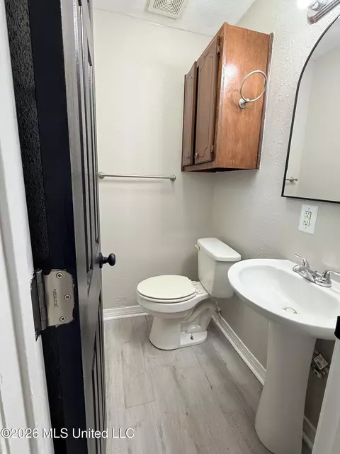 Bath - 6236 Frederick St, Moss Point, MS 39563 photo 1 of 2