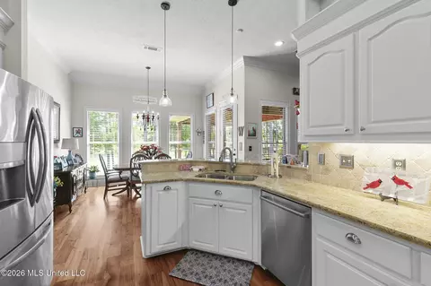 Kitchen - 110 Willow Crest Cir, Brandon, MS 39047 photo 4 of 5