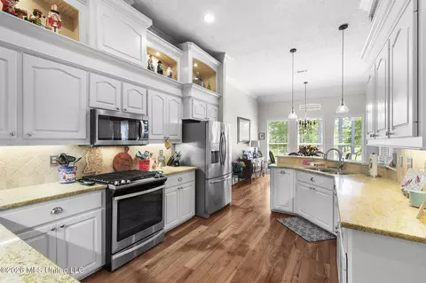 Kitchen - 110 Willow Crest Cir, Brandon, MS 39047 photo 3 of 5
