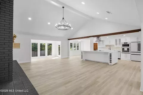 Living - 143 Rolling Meadows Dr, Jackson, MS 39211 photo 4 of 11