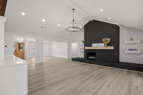 Living - 143 Rolling Meadows Dr, Jackson, MS 39211 photo 2 of 11