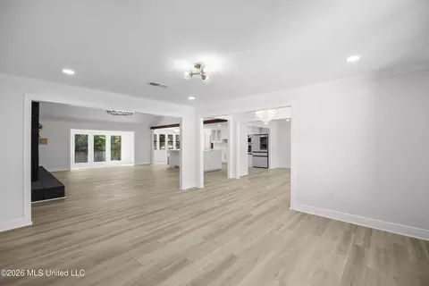 Living - 143 Rolling Meadows Dr, Jackson, MS 39211 photo 9 of 11