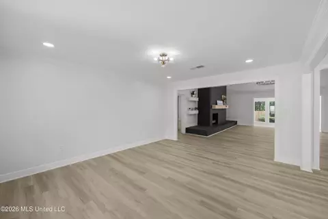 Living - 143 Rolling Meadows Dr, Jackson, MS 39211 photo 6 of 11