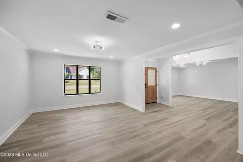 Living - 143 Rolling Meadows Dr, Jackson, MS 39211 photo 7 of 11