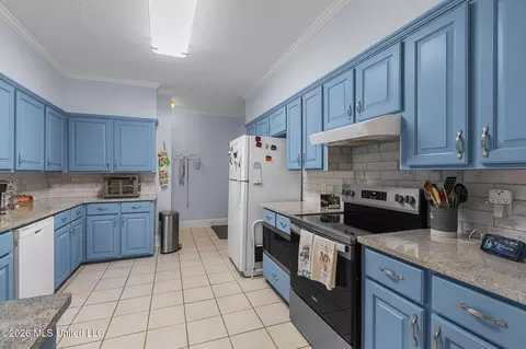 Kitchen - 1113 Orchardview Cv, Brandon, MS 39042 photo 2 of 4