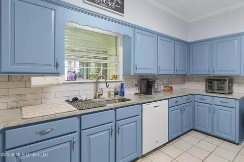 Kitchen - 1113 Orchardview Cv, Brandon, MS 39042 photo 3 of 4