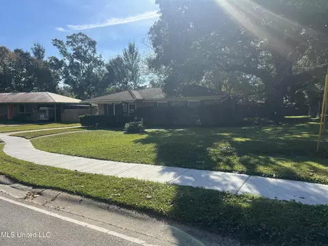 204 Biddix St, Ocean Springs, MS 39564