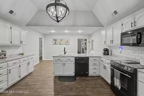 Kitchen - 2601 Birch Island Dr, Nesbit, MS 38651 photo 3 of 3