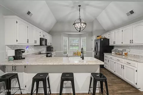 Kitchen - 2601 Birch Island Dr, Nesbit, MS 38651 photo 2 of 3