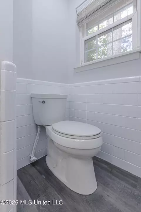 Bath - 1117 Plantation Blvd, Jackson, MS 39211 photo 6 of 7