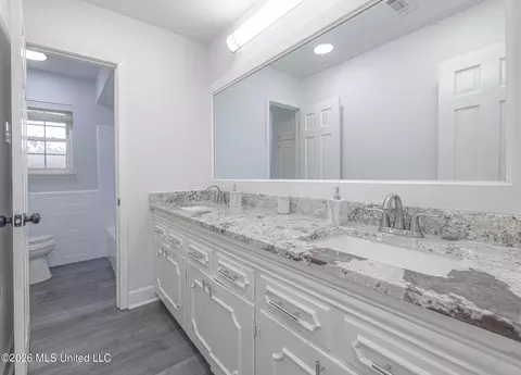 Bath - 1117 Plantation Blvd, Jackson, MS 39211 photo 5 of 7