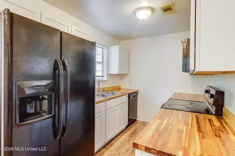 Kitchen - 5 Michael Ct, Long Beach, MS 39560 photo 2 of 2
