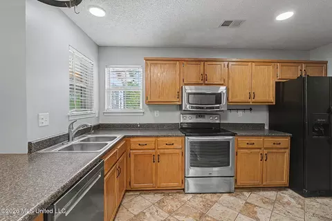 Kitchen - 6795 Goodman Rd, Walls, MS 38680 photo 2 of 3