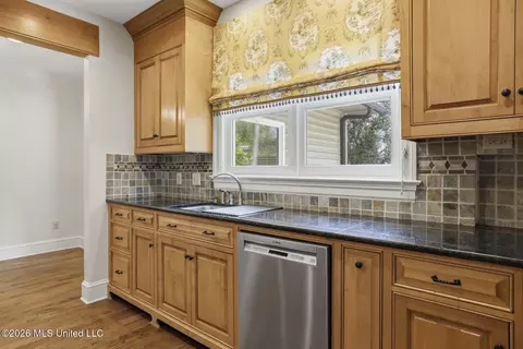 Kitchen - 622 Broadway Ave, Jackson, MS 39216 photo 4 of 5