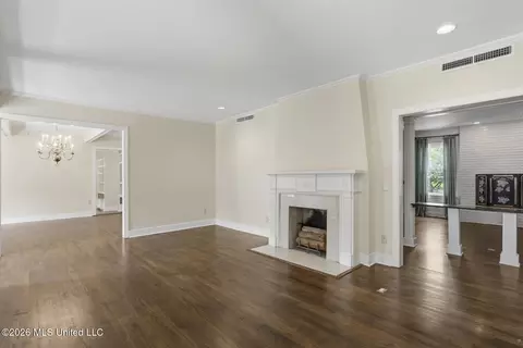 Living - 622 Broadway Ave, Jackson, MS 39216 photo 3 of 7