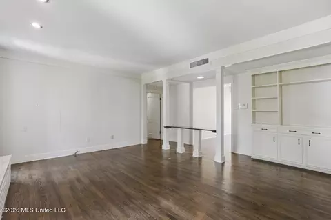 Living - 622 Broadway Ave, Jackson, MS 39216 photo 4 of 7