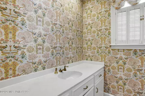 Bath - 622 Broadway Ave, Jackson, MS 39216 photo 2 of 6