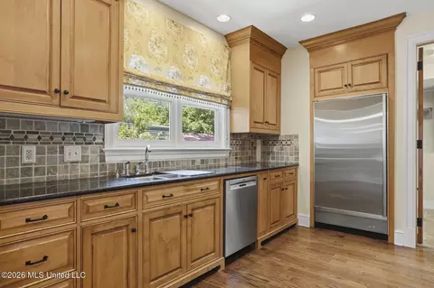 Kitchen - 622 Broadway Ave, Jackson, MS 39216 photo 2 of 5