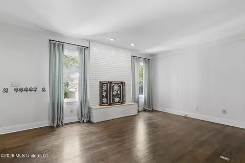 Living - 622 Broadway Ave, Jackson, MS 39216 photo 5 of 7